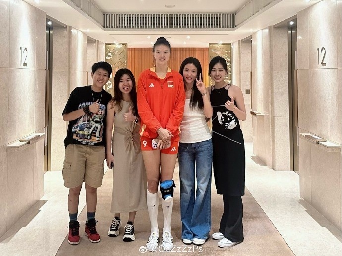 照片中左数第4个,白衣服做剪刀手的就是沈梓捷女朋友.