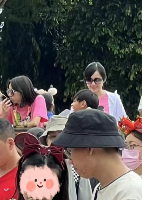 吴尊举家出游林丽莹素颜稚嫩比女儿还显小neinei膝盖淤青明显