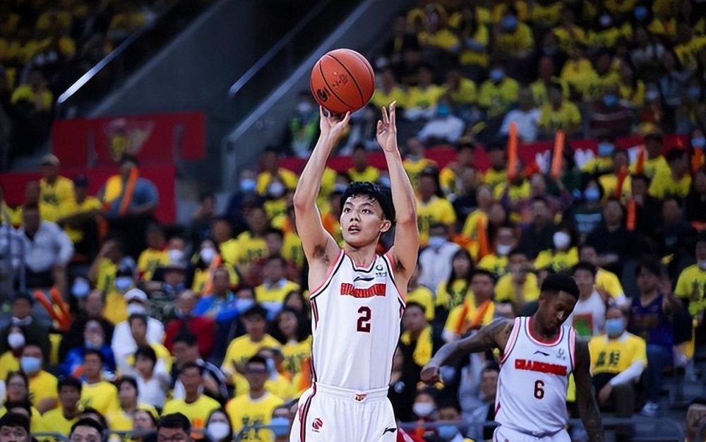 在比赛中,徐杰展现了出色的外线投篮能力,场上的阅读能力以及攻防两端