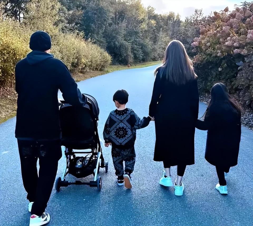 周杰伦小女儿近照,2岁妹妹做饼干烤面包像小大人,和爸爸长超像