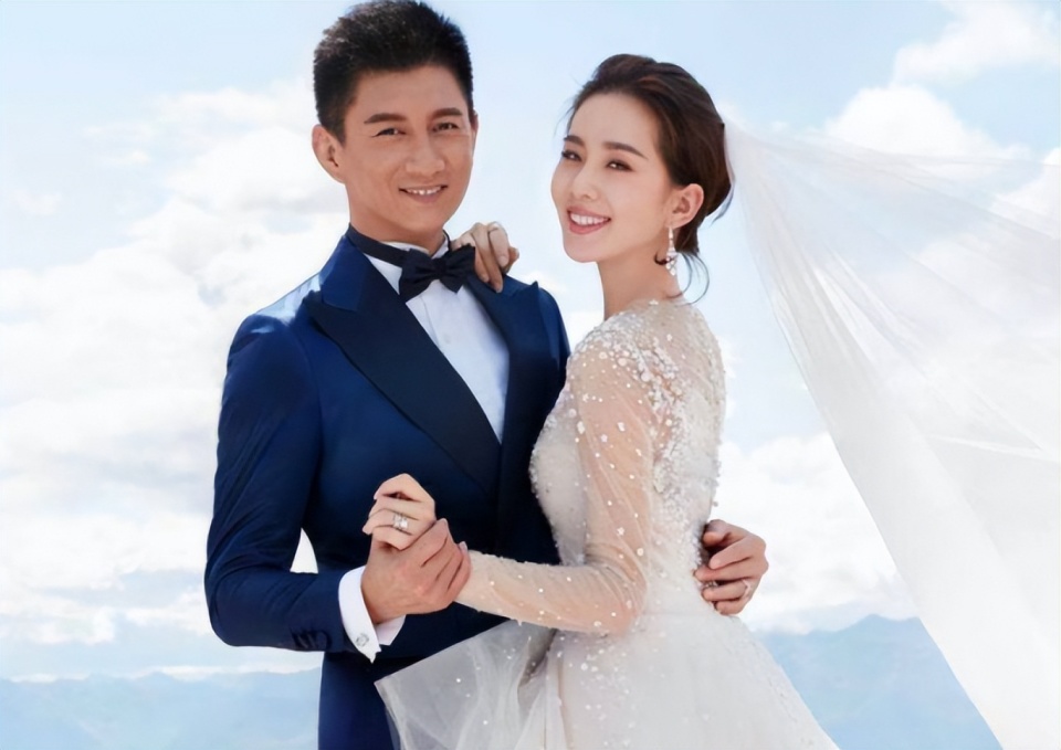 视频中有大量吴奇隆单人玩耍的镜头,还有他看烟花的单人背影,塑造的