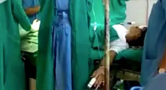 印度醫生暴揍病人，三五個人拉不住！就因為病人嫌他說話不禮貌 - 