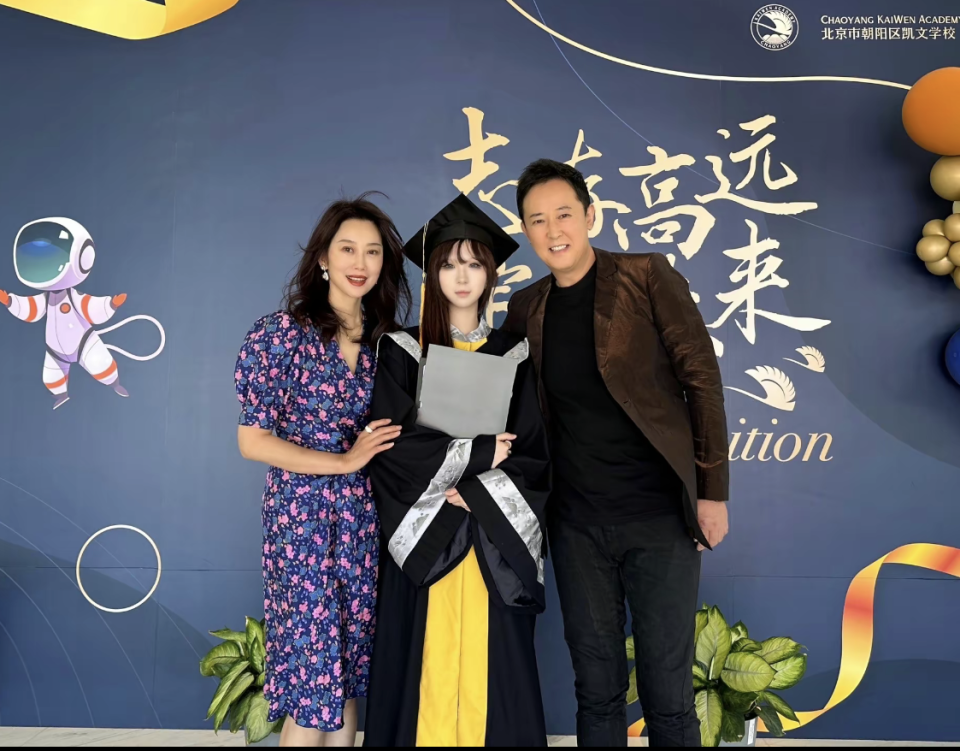 女儿毕业典礼当天,汪正正与妻子也一同亮相现场,一家三口不忘亲密合影