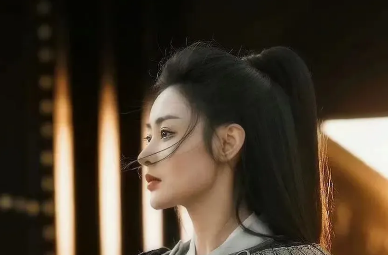 《阿麦从军》张天爱,硝烟中的英气女神_腾讯新闻