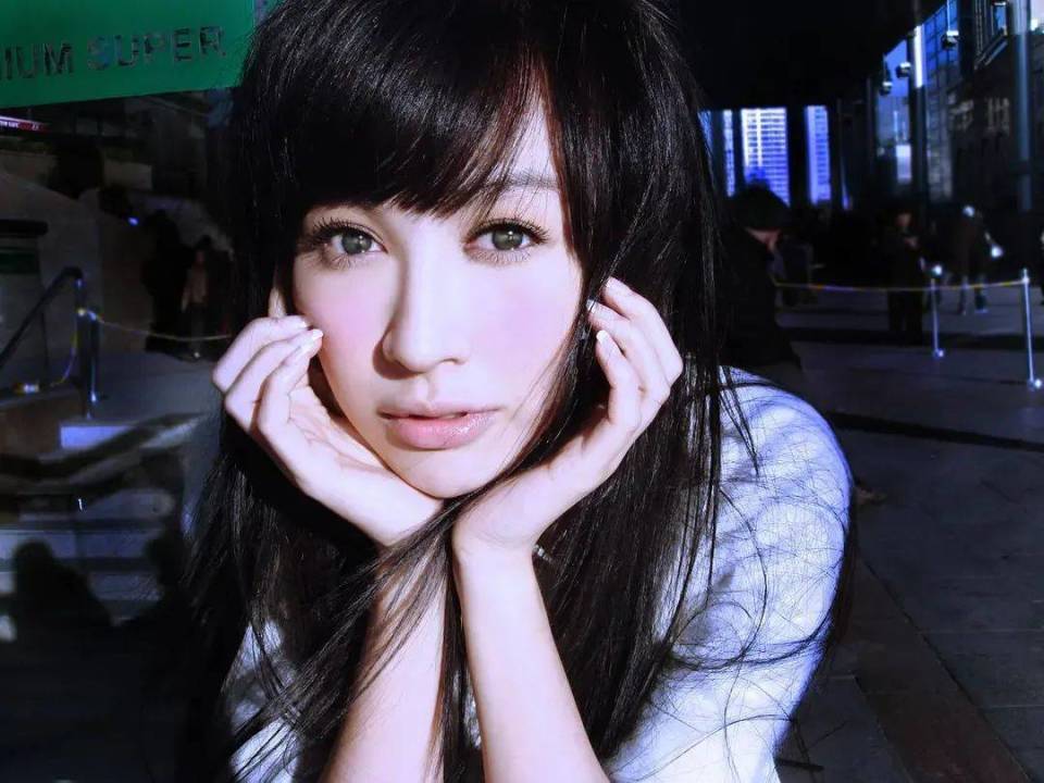 李菲儿新综艺又遭吐槽:本手握王炸,错失黄晓明后为何越混越差?