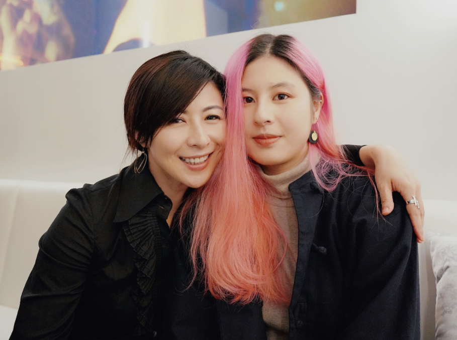 50岁改嫁帅气教授,林栋甫李泉现身婚礼_腾讯新闻