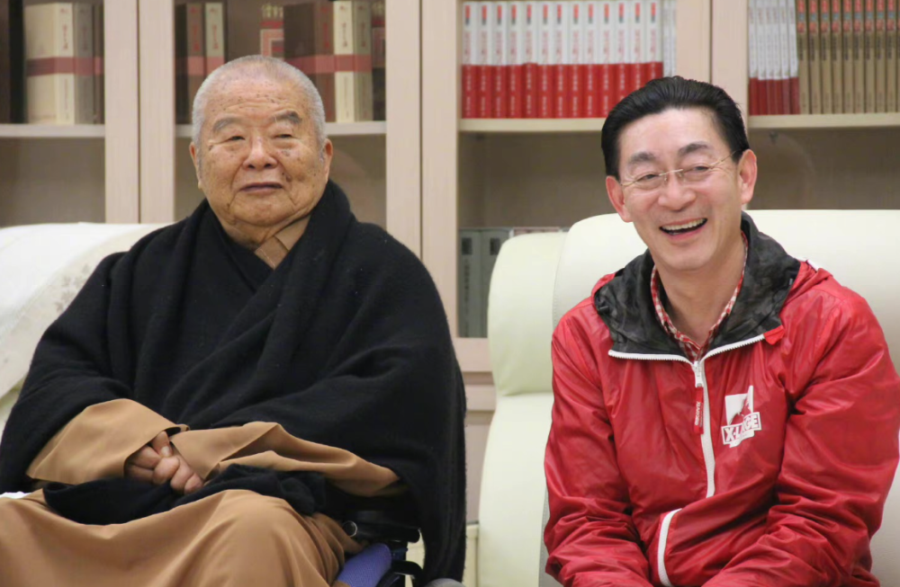 迟重瑞陈丽华悼念星云大师叩拜痛哭送别六小龄童删除悼念合影