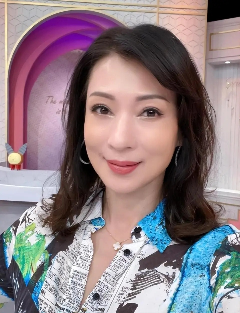 "冬香"温翠苹晒比基尼照庆贺53岁生日,穿脐环前卫性感