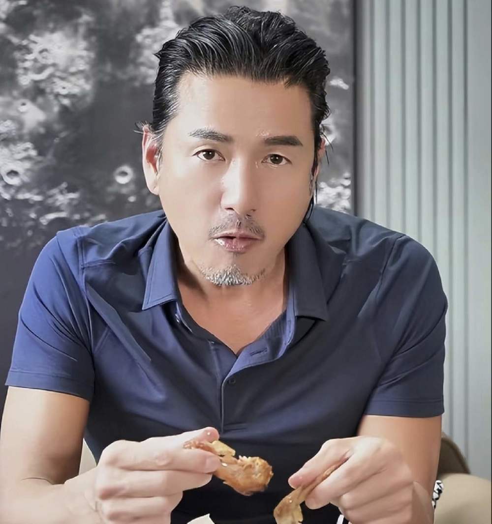 视频中,陈宝源精心打理着自己的头发,身穿经典的深色polo衫,尽显帅气