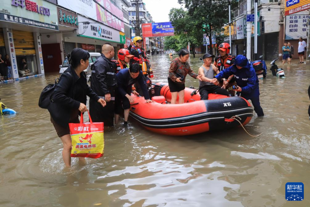 贵州毕节暴雨后一水潭翻江倒海,泥水汩汩而出,什么原因造成的?