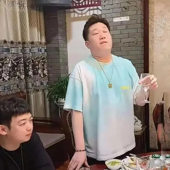 德云社张鹤伦商演，发醉酒视频，不拿网友当外人，又喝多了_腾讯新闻