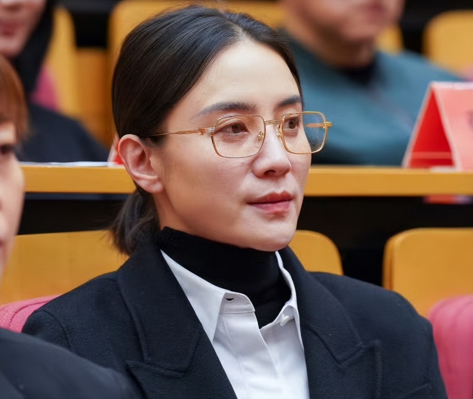 人民大会堂镜头下反应太真实:吴京坐姿被批不得体,张译紧张到双手抓脸