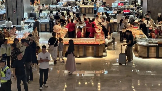 深圳水贝金饰克价下探至1060元、北京投资金柜台排长队