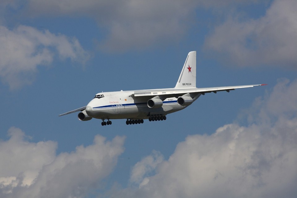 后勤面临严重挑战:俄罗斯重新启用存放了25年的安-124重型运输机_腾讯