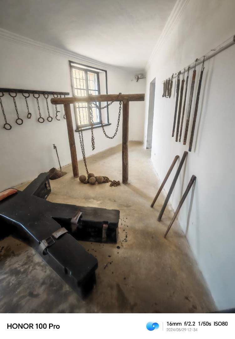 >绞刑室更显残酷,绞架下有一个木桶,犯人跪在抽板上,头上套上绳索,抽