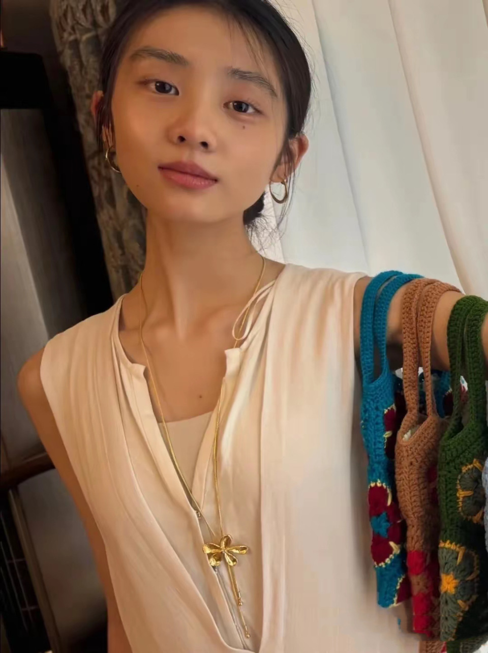 19岁黄多多瘦脱相脸颊内凹眉毛太粗好出戏不如妹妹漂亮耐看