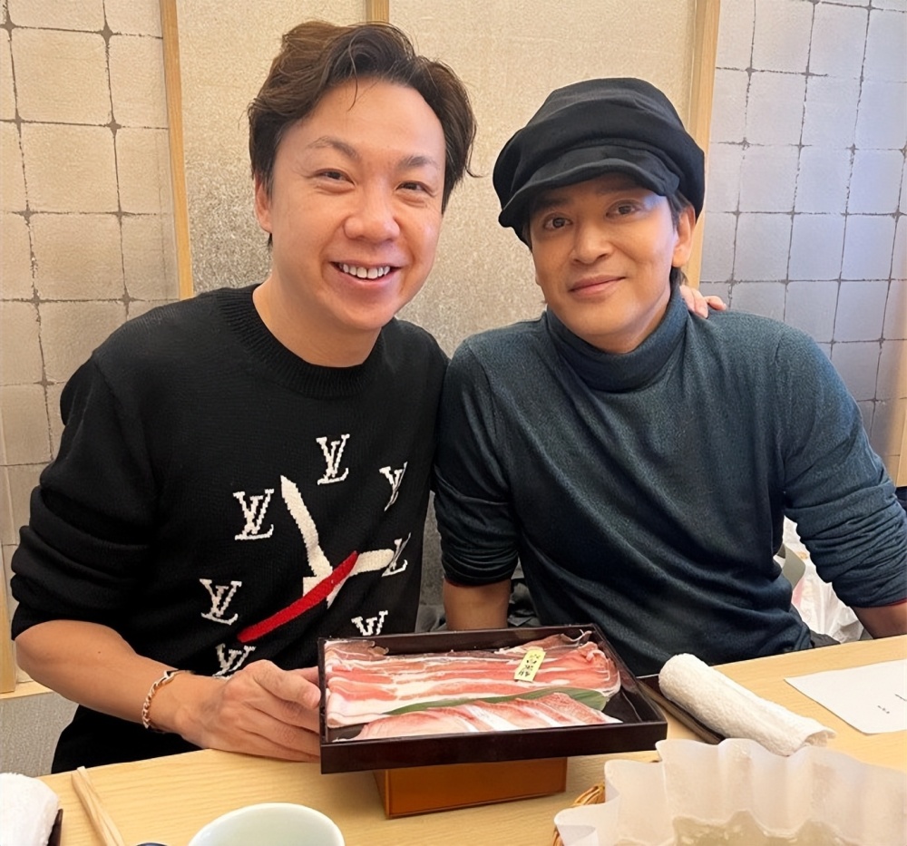 最近,陈晓东一家四口赴日本旅游,共享天伦之乐,好友郑绍康刚好也在