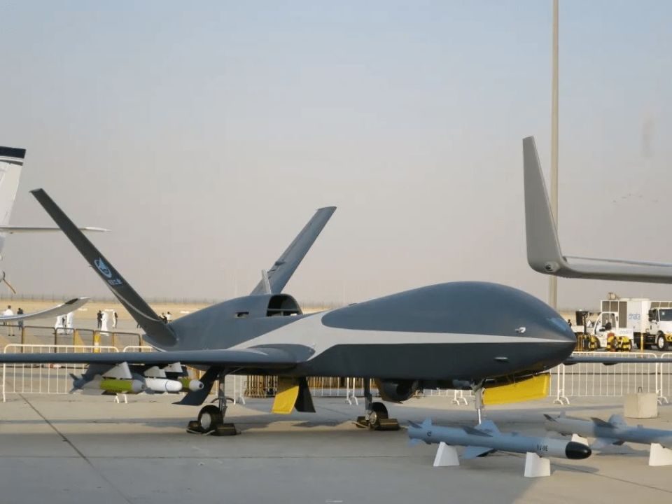 翼龙10无人机本身就有一定的隐身性能,我们看它的外观就可以看出来,它