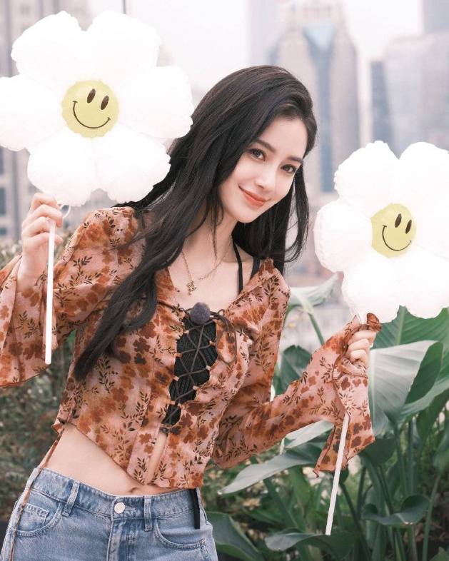 angelababy分享六一四连拍手举太阳花气球笑容甜美灿烂