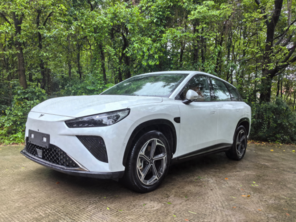 试驾哪吒l,新能源卷王,综合续航1300公里