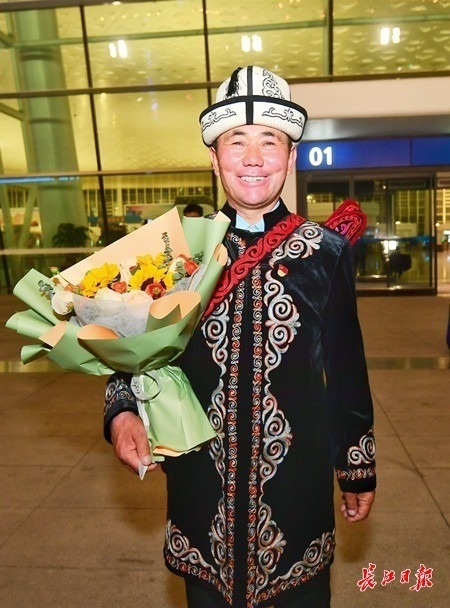 "大叔是新疆人骄傲,我要请他吃个饭"_腾讯新闻