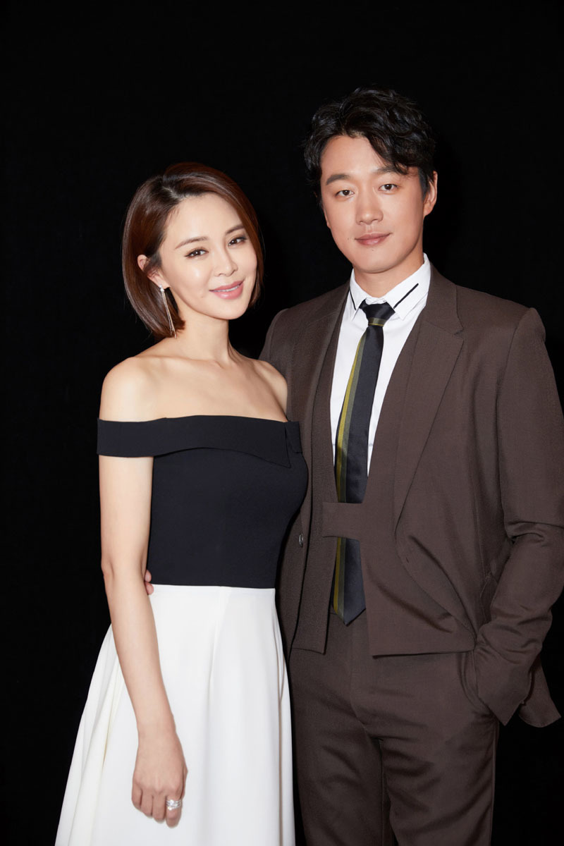 佟大为老婆居然是她!身材出众气质大方,结婚16年被宠成公主