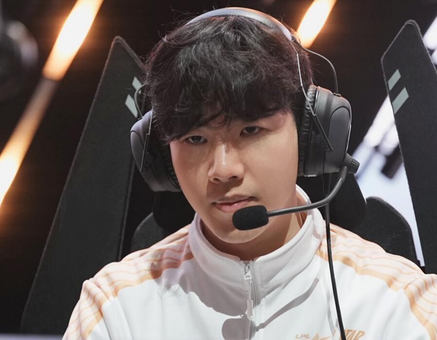 theshy证实无需服兵役,因为手上有20厘米的伤口,已