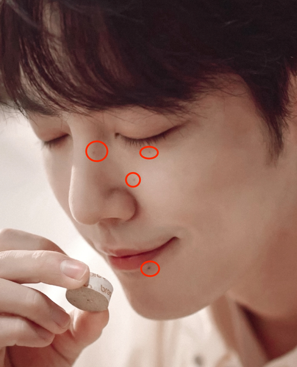 易烊千玺脸上的痣也不少,甚至拍杂志时,都会特意将他的痣保留.