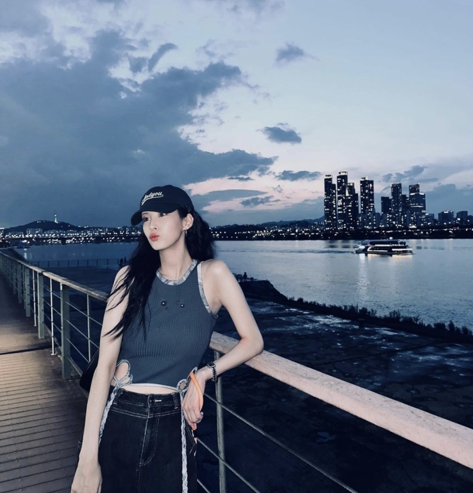 徐贤的牛仔裤穿搭,简单又时尚,酷帅十足