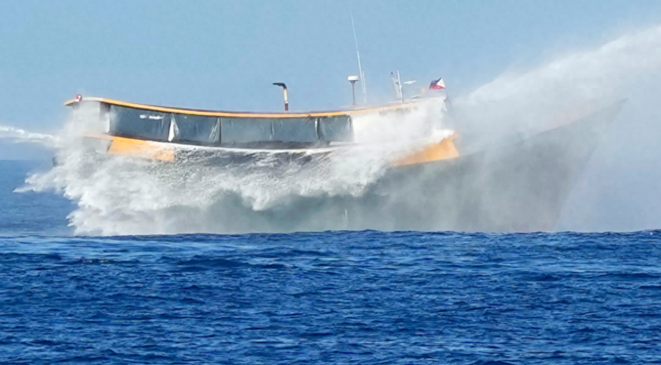 中国海警的水炮打中菲律宾补给船,菲军西部军区司令声称自己受伤_腾讯