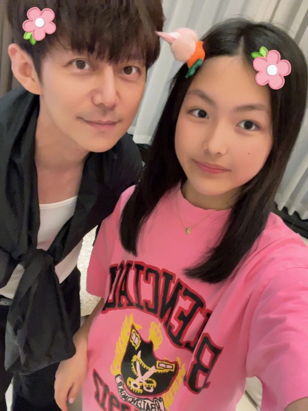 何炅与王诗龄自拍,青春洋溢全然不见35岁年龄差,同款鼻子抢镜_腾讯