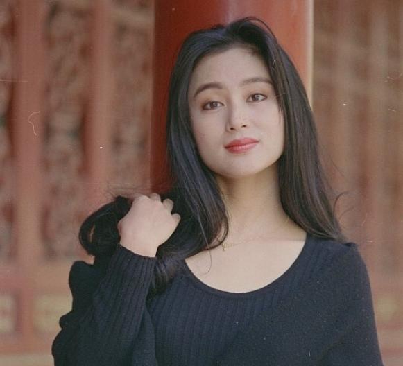 父母是艺术工作者,从小美到大不料陈凯歌却笑着说,因为有陈红在剧组