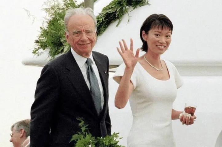 七匹狼少爷娶了特步小公主,何猷君到场祝贺,豪门真不是普通人能进的