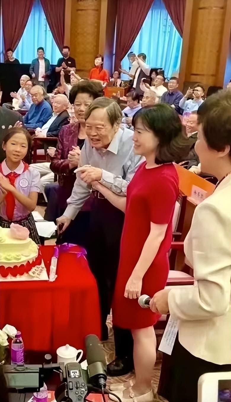 厉害了！杨振宁102岁大寿拄拐行走老当益壮，与翁帆并肩目送宾客_腾讯新闻