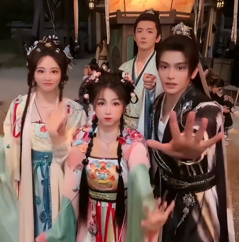 说川普的霸总,戴塑料耳环的校花,《以爱为营》"土"出新高度了_腾讯