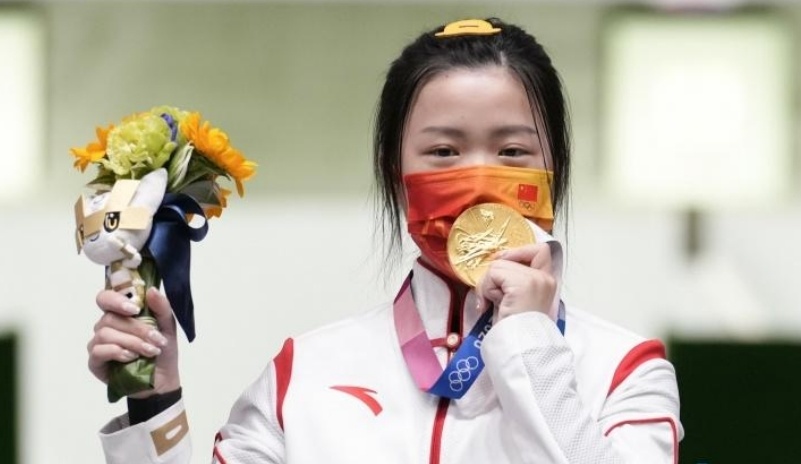 众所周知,杨倩是东京奥运会首金获得者,她凭借着精湛的射术和可爱的