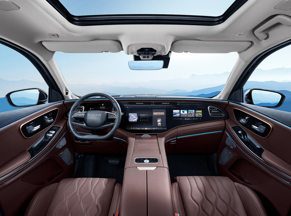 点酷似全新的奔驰汽车内饰造型,不仅搭载了中控大屏,全液晶行车电脑屏