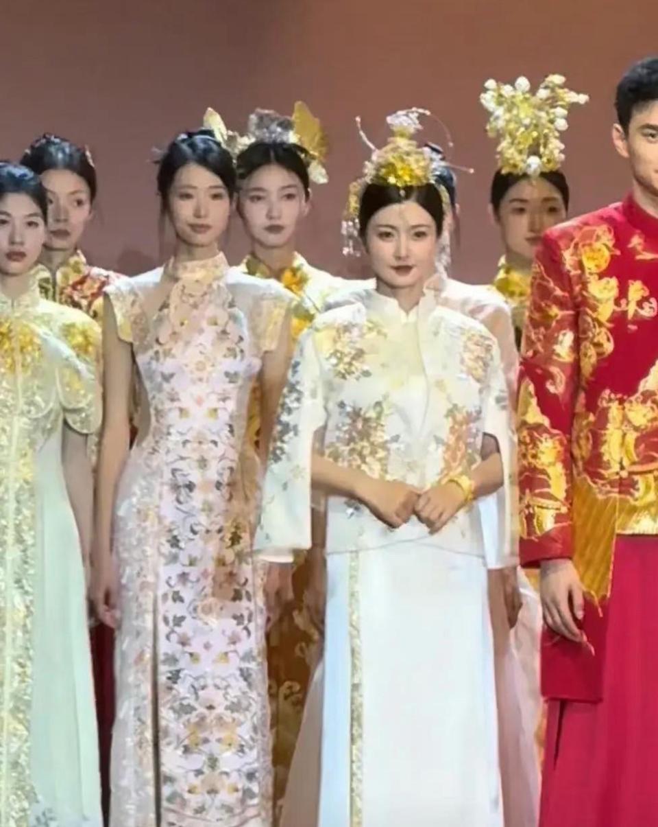 上海这一天,杨颖风情万种,张萌身材惹火,却被包裹严实的斓曦打败了