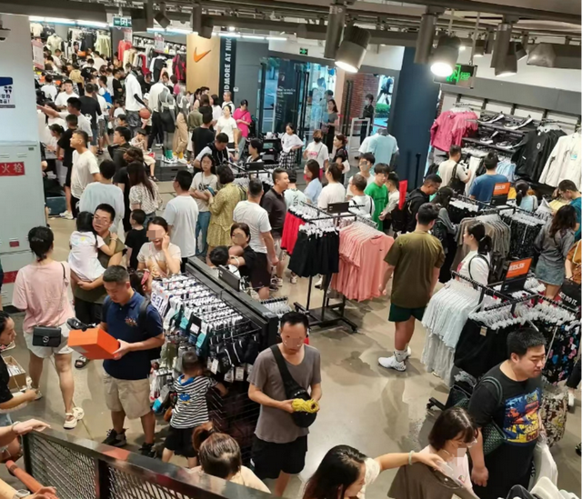 月薪两万不敢去商场买衣服?年轻人消费变了