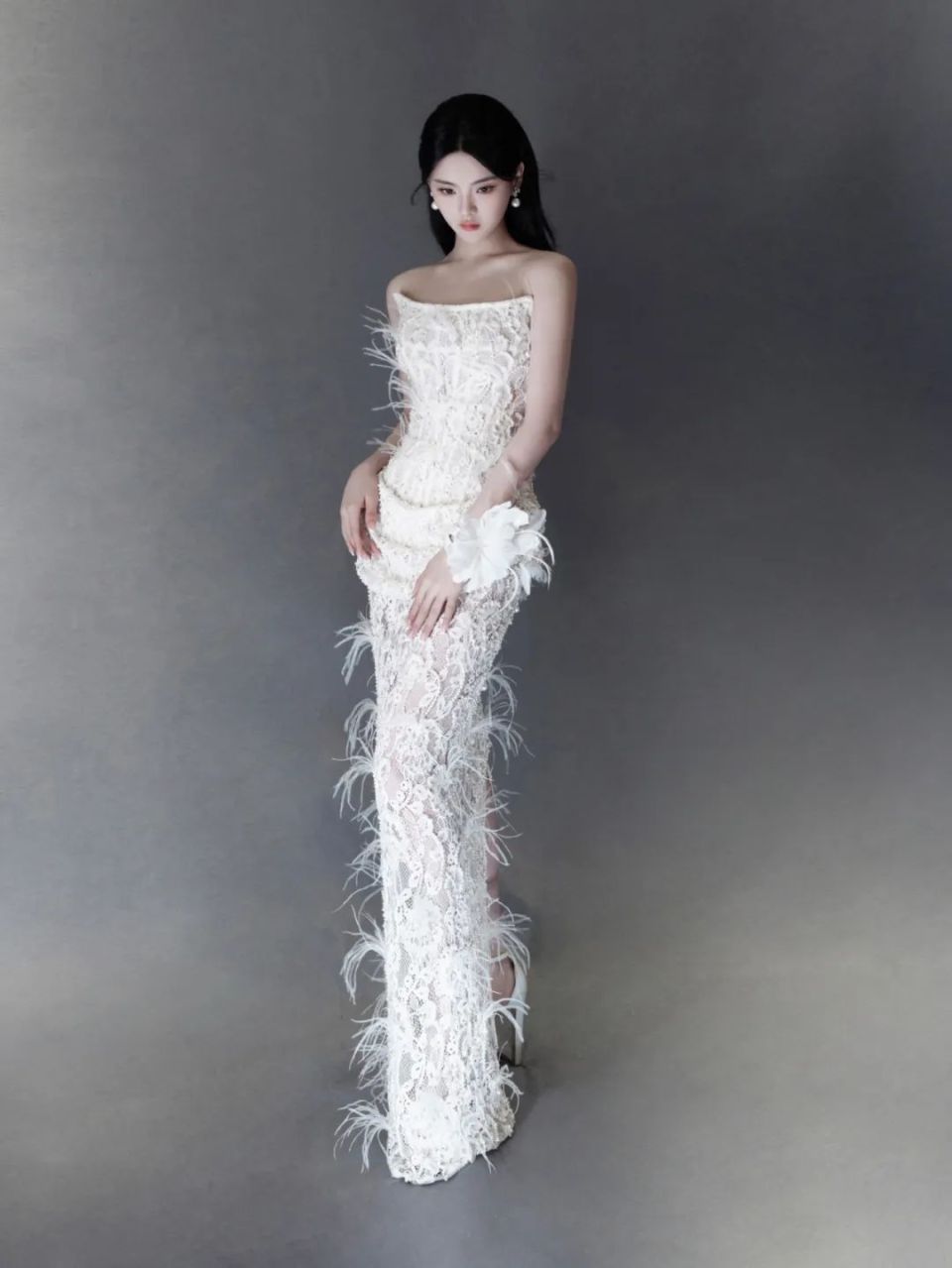 上海这一夜被杨超越的抹胸蕾丝礼服裙惊艳白幼瘦美人果然适合纯欲风