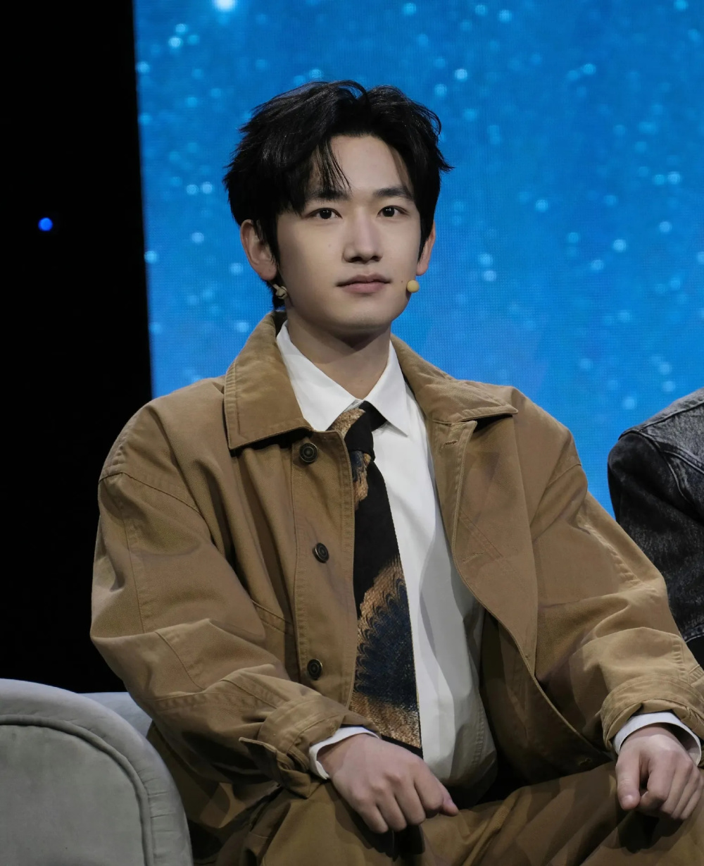 《黄雀》郭丞:寒门出身,野心勃勃,30岁能否凭小春一角逆风翻盘