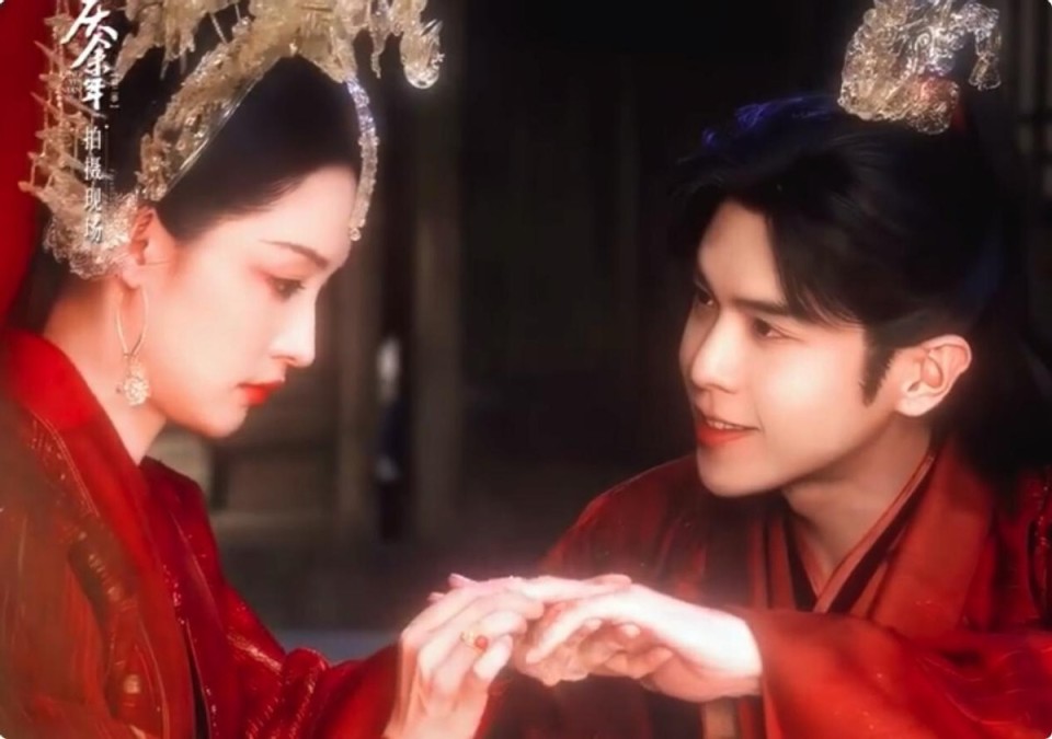 《庆余年2》吻戏太欲了,张若昀搂着李沁脖子亲,画面暧昧太好磕