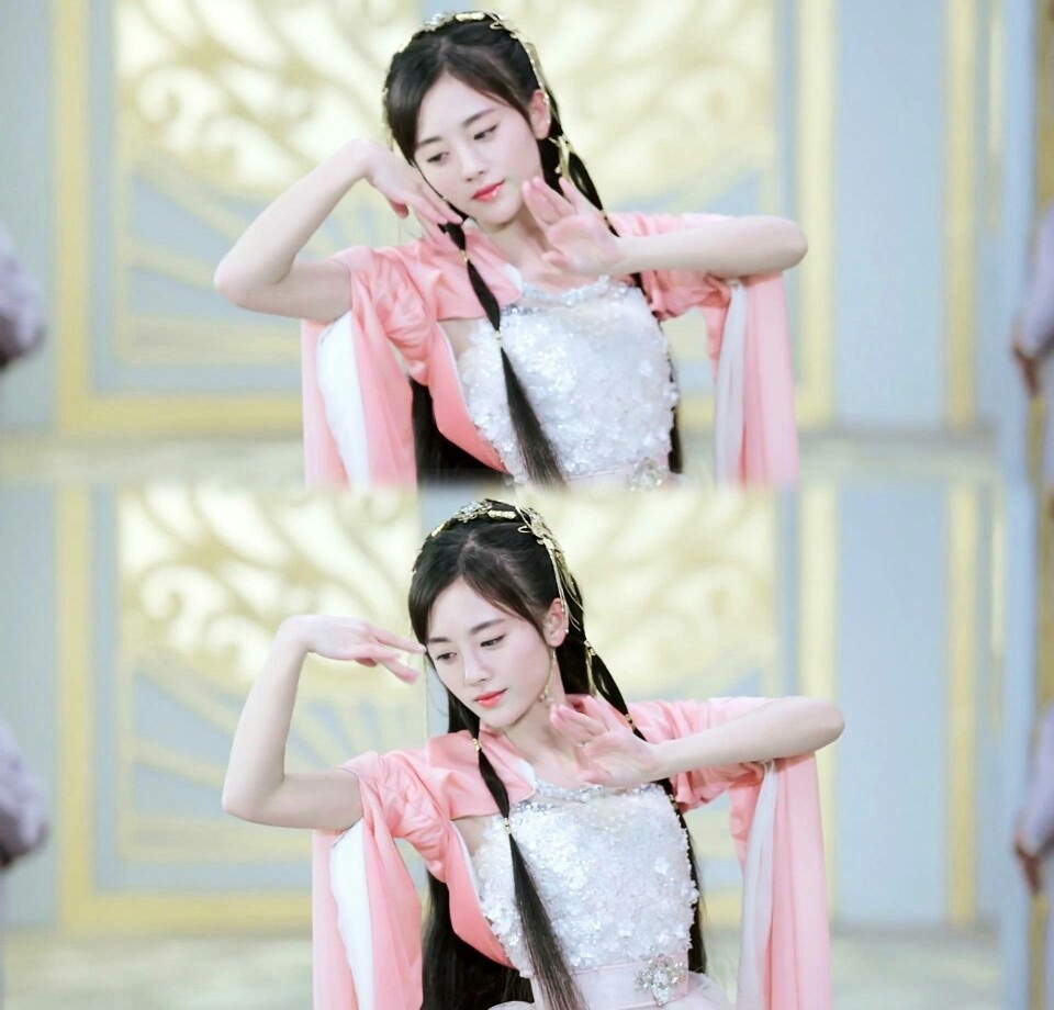 《九州天空城》的雪飞霜,虽然是女二,但当时的讨论度丝毫不低于女主