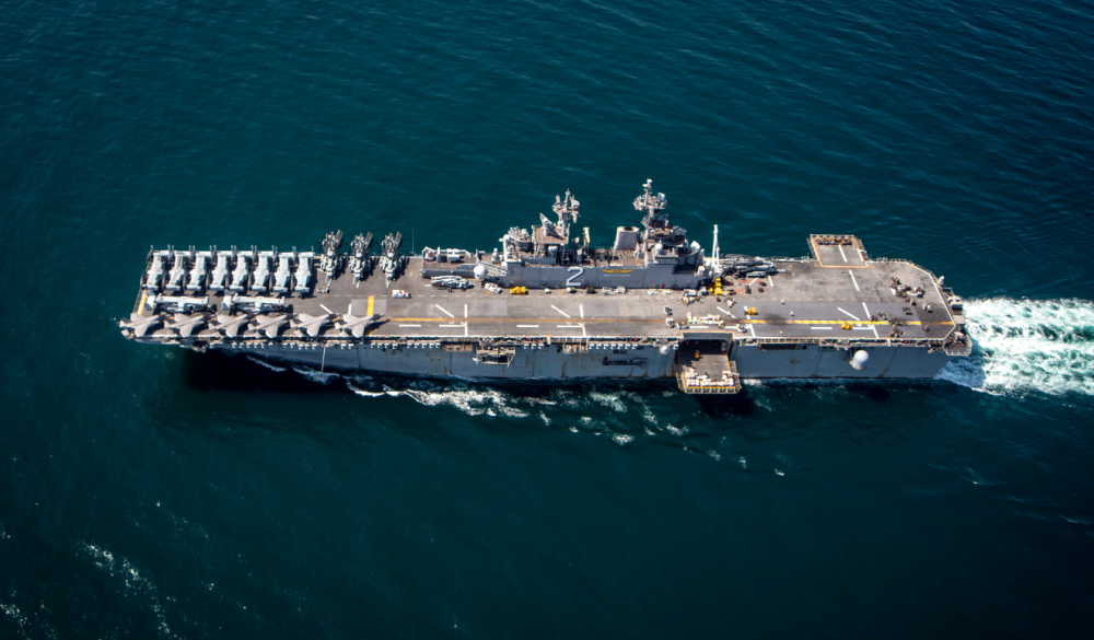 075型两栖攻击舰再添一员大将四号舰即将下水舰岛吊装完毕