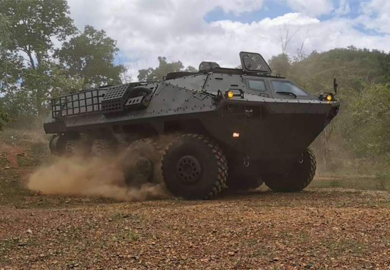 堪称战场公交车一次运输20名士兵的泰国r600两栖装甲运兵车