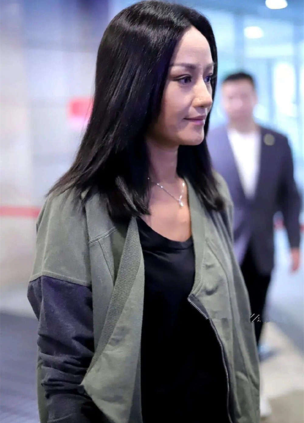 51岁瞿颖久违回国拼命健身重返荧幕捞金皮肤黝黑肌肉很结实