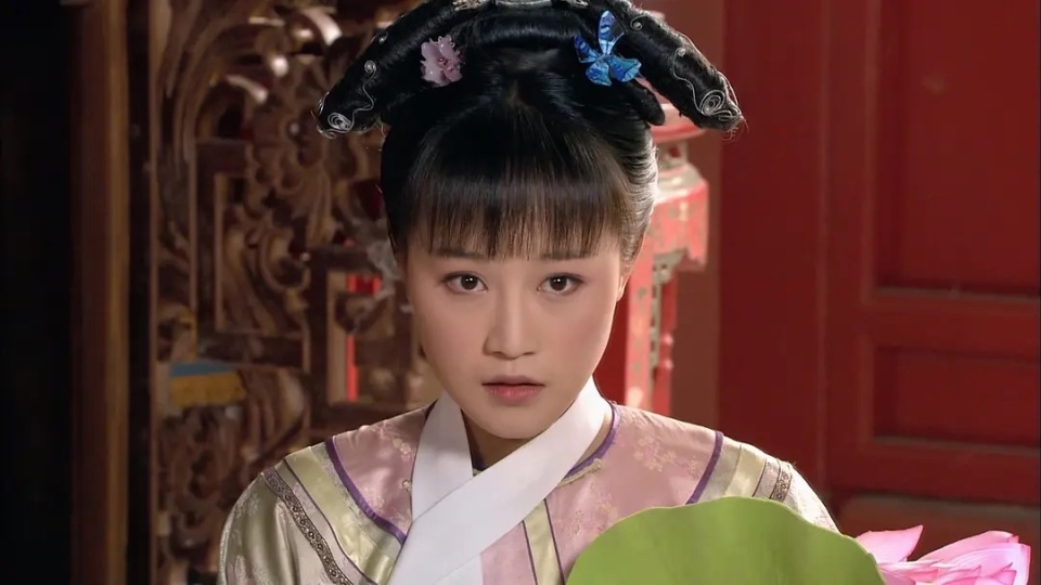 蓝盈莹是1990年出生,出演《甄嬛传》时她21岁,而如今13年过去了