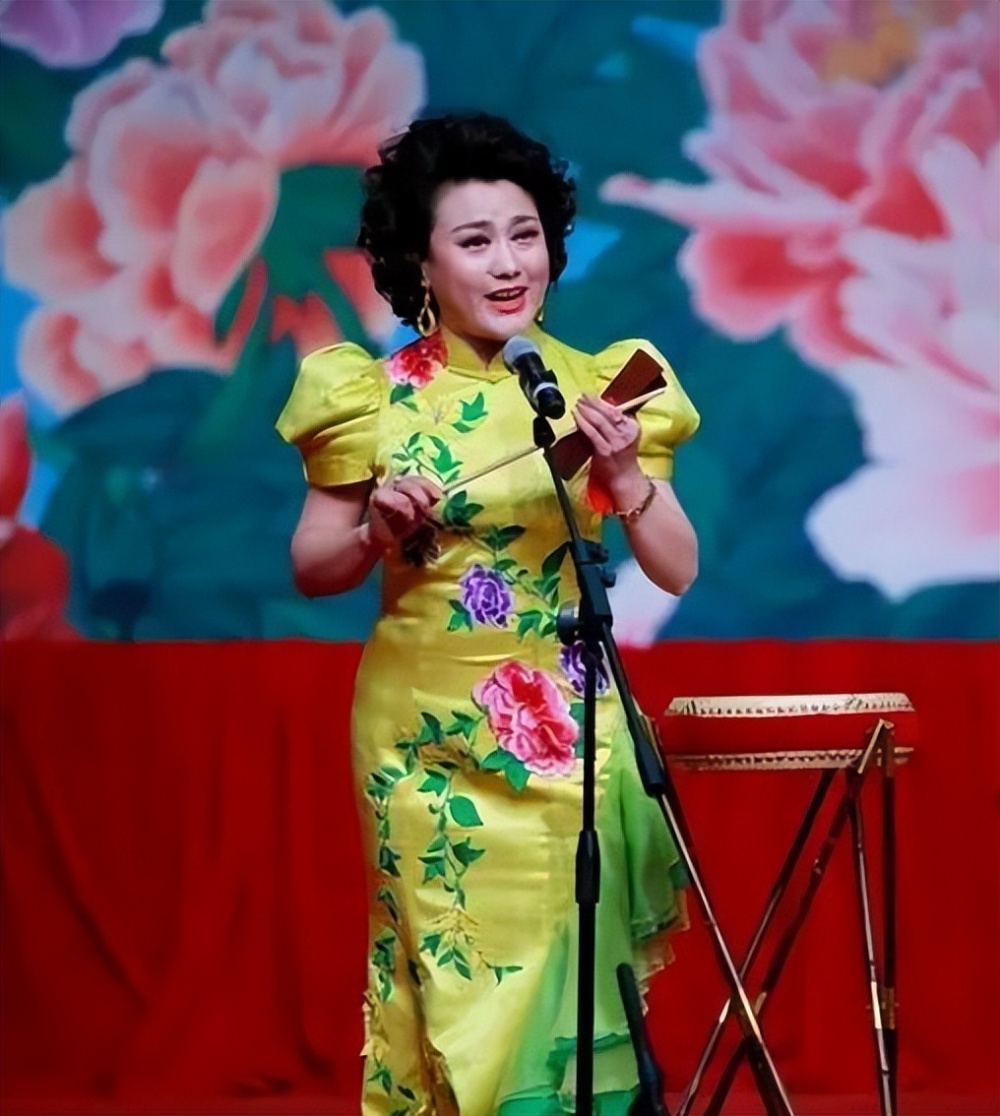 简单说两个人,一位是杨菲,她的师父就是梅花大鼓代表人物花五宝,杨菲