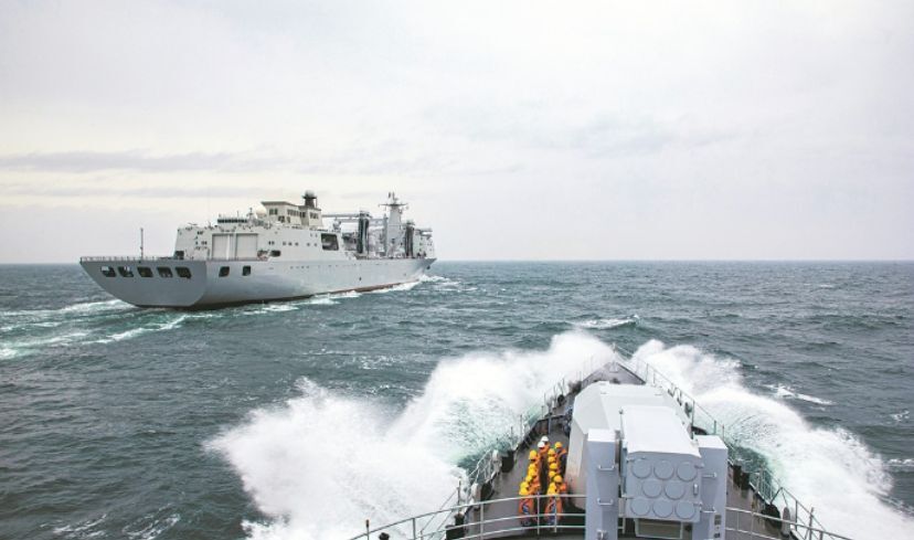俄海军刚到湛江,中国海军实弹演练击沉4艘靶船,发出的信号很强烈