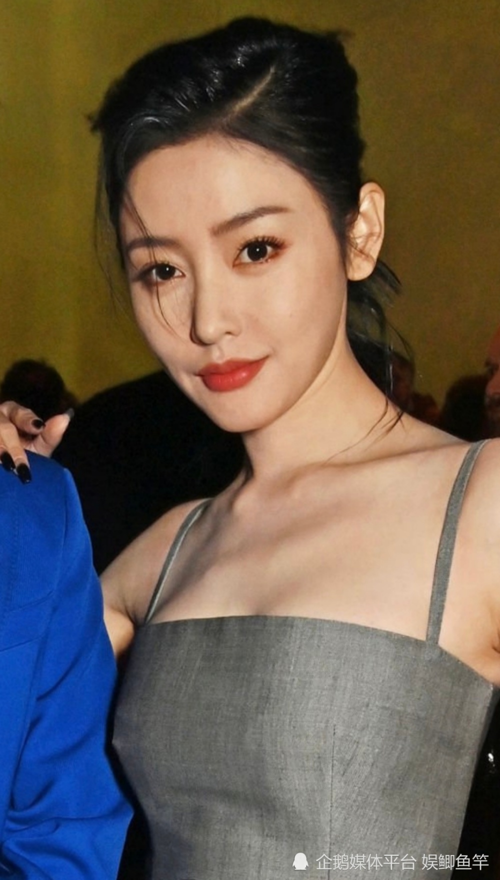 33岁美女张天爱,巴黎时装周哭丧脸,像发面馒头塑胶感特强!_腾讯新闻